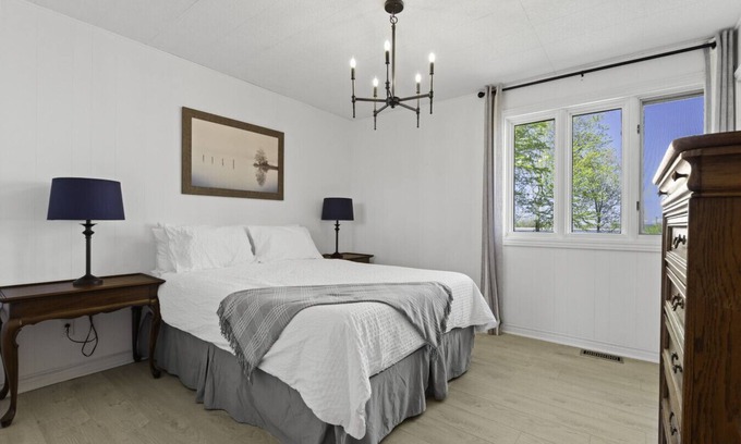 Picton House | Westlake waterfront, hot tub, dock,4 mins to beach