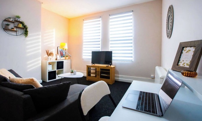 Kirkdale Apartment | Westminster couple getaway