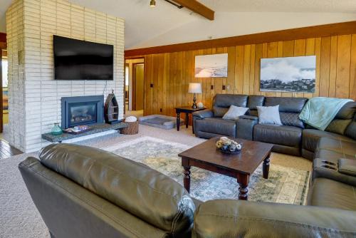 Westport House | Westport Retreat with Pool Table Walk to State Park
