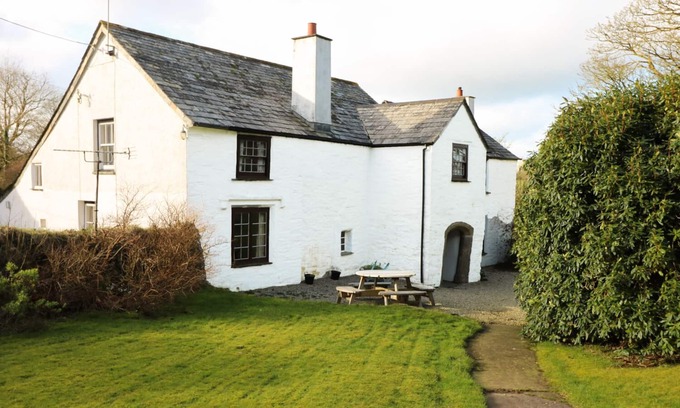 Camelford Cottage | WESTROOSE FARM HOUSE, family friendly, with open fire in Camelford