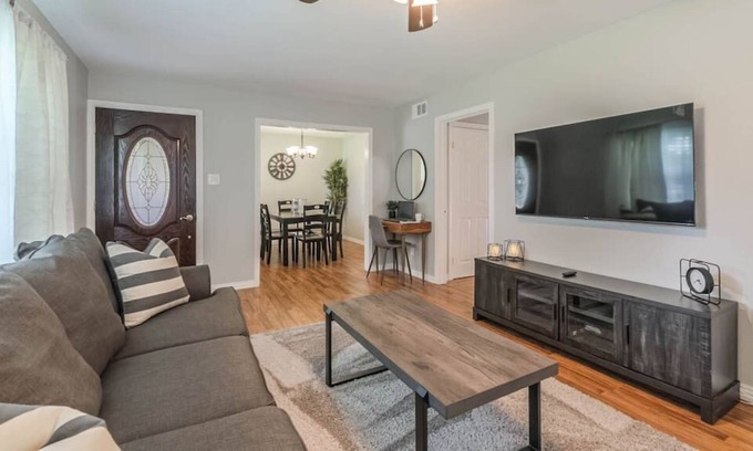 Spring Branch West House | Westview Memorial, City Centre, Pet Friendly