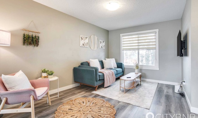 North Central Edmonton House | Westwood. Sleeps 8. Central. 1GB Fiber Optic. A/C