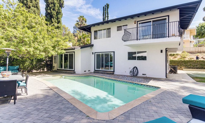 Encino House | WFH Friendly: Spacious Hillside Retreat in Encino