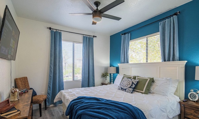 Tempe Condo | WFH Paradise Poolside Views Laundry Desk Space