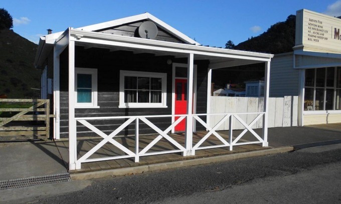 Whangamomona Cottage | Whanga Butcher Shop Whangamomona