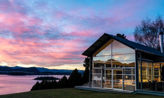 Wanaka House | Whare Kea - Lakefront luxury villa in Lake Wanaka