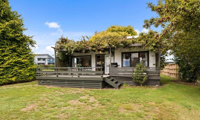 Wharewaka Cottage | Wharewaka Bach - Lake Taupo Holiday Home
