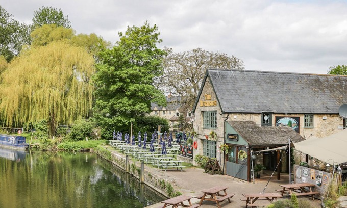 Lechlade Cottage | WHARF COTTAGE, pet friendly, with a garden in Lechlade-On-Thames
