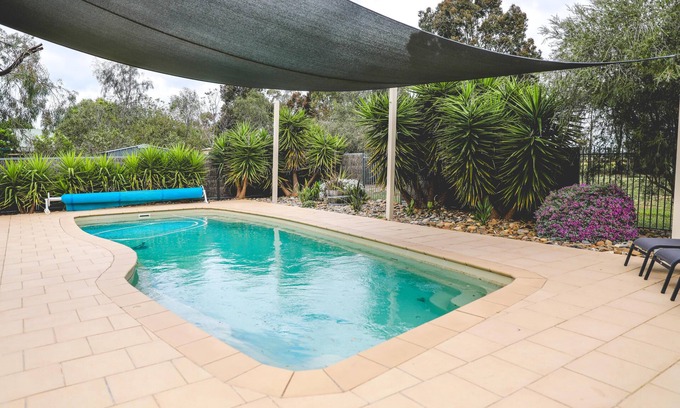 Echuca House | Wharparilla House - Echuca - Large family home with pool