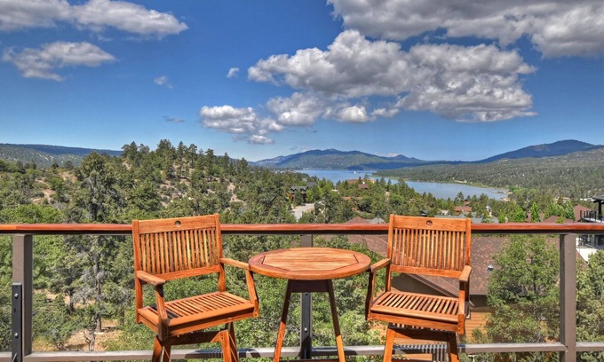 Castle Glen Estates Cabin | What A View by Destination Big Bear : Castle Glen Estates: Lake & Mountain Views! Hot Tub! Propane BBQ! Ping Pong!