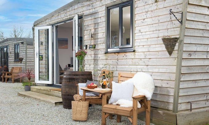 Helford Passage Cottage | WHEAL JEWEL LODGE, pet friendly, with hot tub in Helston