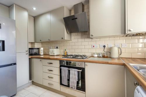 Swindon House | Wheatcroft Sleeps 7 Long Stays Parking and Wi-Fi