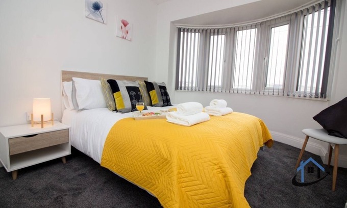 Doncaster House | Wheateley Casa, king beds, parking, workspace, wi-fi, corporates, petsn