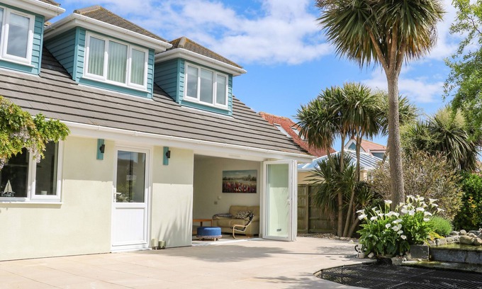 South Hayling Cottage | WHEATLANDS, pet friendly, country holiday cottage in Hayling Island