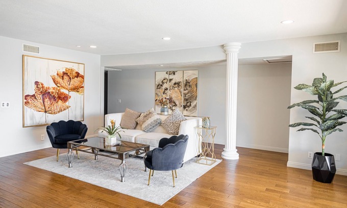 Walnut House | Where DTLA meets Disney: A Spacious Cozy Hillside Panoramic View Villa with Pool