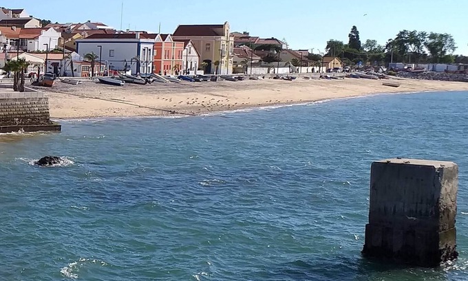 Trafaria House | Where the River Meets the Ocean. 15min to Lisbon, 8 minutes Caparica Beach
