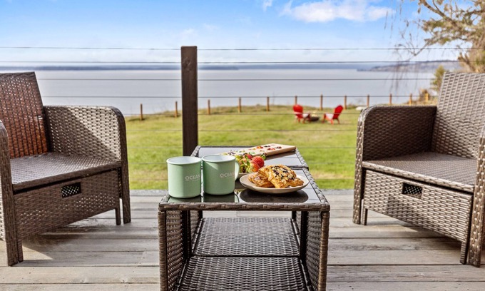 Clinton House | Whidbey Waterview Getaway: Nature, Deers, Pet & Family Friendly