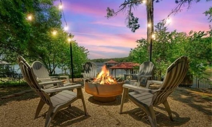 Murchison House | Whimsical Lake Retreat! Kayak, SUP, Arcade, maui mat! Canton/Tyler Sleeps 11