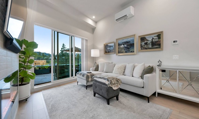 Langford Condo | Whirlaway – Luxurious 2 bedroom Penthouse with desk and 2 parking spots by Victoria Prime!