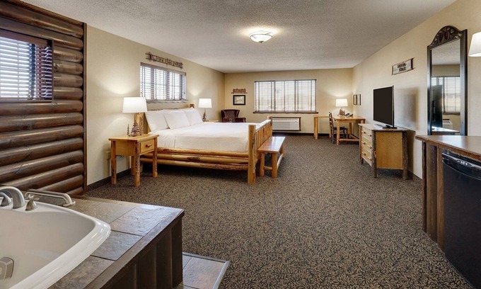 Moline Hotel | Whirlpool, Work Desk, Expanded King, Stoney Creek Quad Cities, Pool