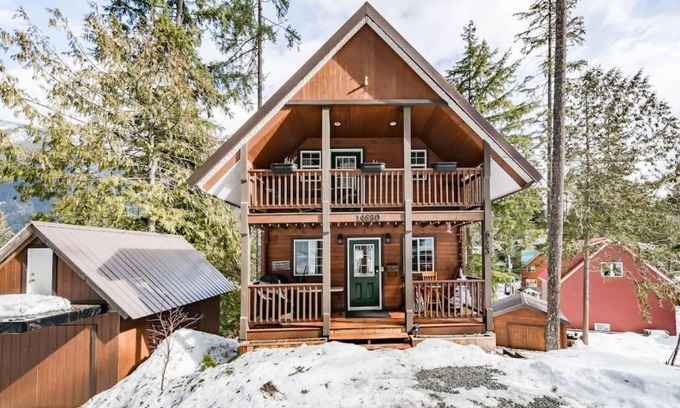 Sunshine Valley House | Whiskey Jack, 4 Bedroom Cabin with Outdoor Firepit
