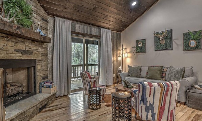 Mineral Bluff Cabin | Whiskey Pines - Professionally Decorated | Hot Tub | Disc Golf | EV Charger