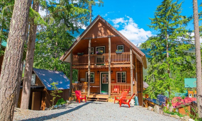 Sunshine Valley Cabin | Whisky Jack | 4 Bedroom Cabin w/Outdoor Firepit