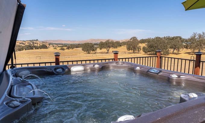 Paso Robles House | Whispering Oaks Manor-Pets Welcome, Spa, Game Room