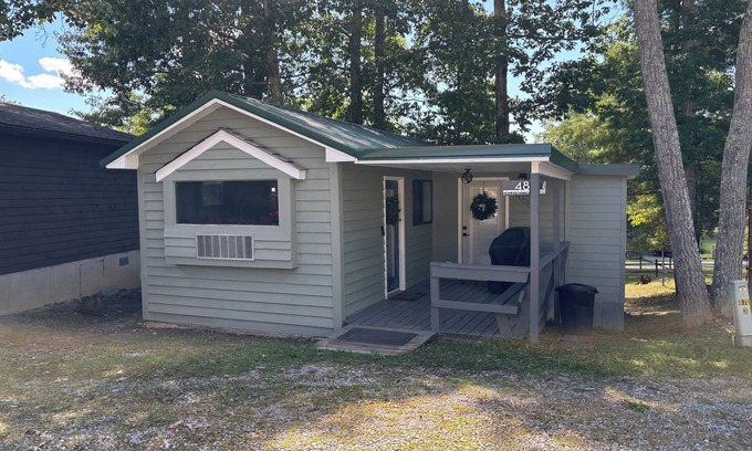 Pipestem Cabin | Whispering Pines - a Charming 2-bedroom cabin with WiFi, AC in serene Pipestem