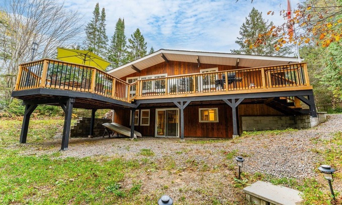 Algonquin Highlands Cottage | Whispering Pines-Unlimited Wi-Fi, Gym Equipment, Pet-friendly