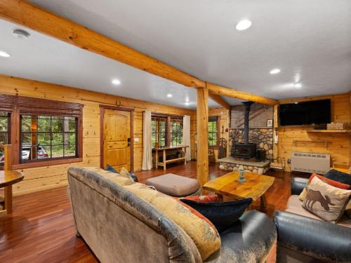Zigzag House | Whispering Pines - Cabin w hot tub