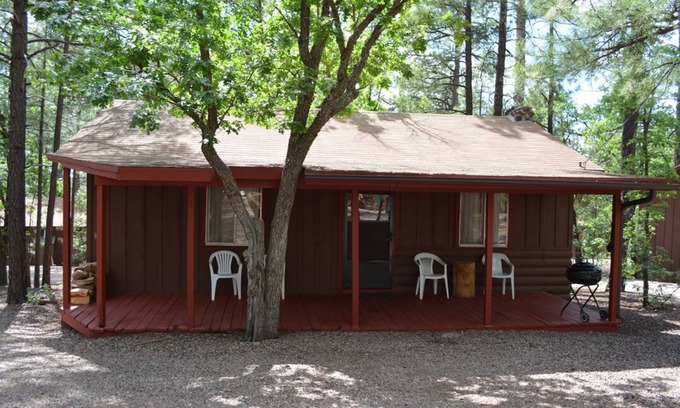 Pinetop-Lakeside Cabin | Whispering Pines - Cabin 27 (2 Bedroom Family Style Unit)