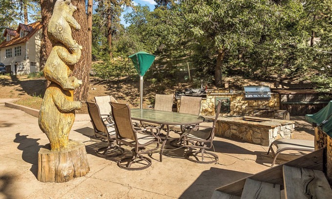 Big Bear Lake Cabin | Whispering Pines | Walk to Bear Mountain!