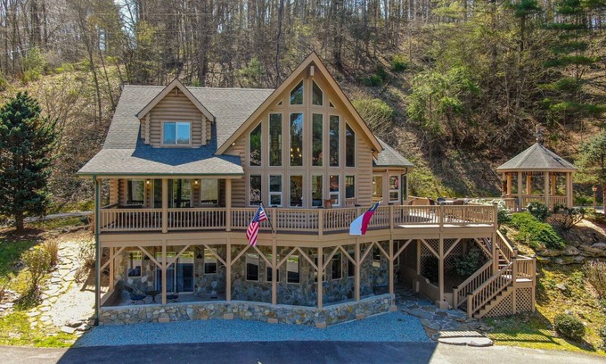 Sugar Grove Cabin | Whispering Willow - 3bd/3.5 bath, hot tub, game tables, views, near original Mast General Store