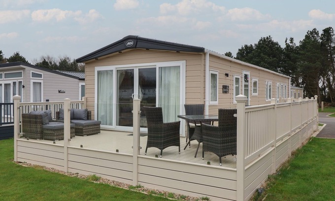 Cayton Bay Cottage | WHISPERING WILLOWS, pet friendly, with a garden in Cayton Bay