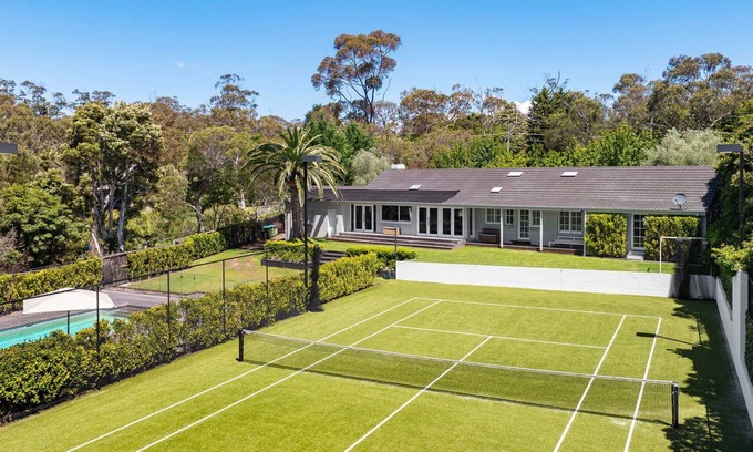 Mount Eliza House | Whispering Woodlands with Pool and Tennis Court