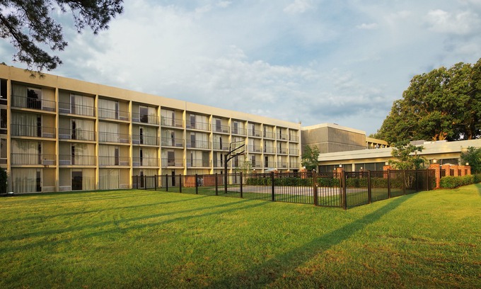 Olive Branch Hotel | Whispering Woods Hotel & Conference Center