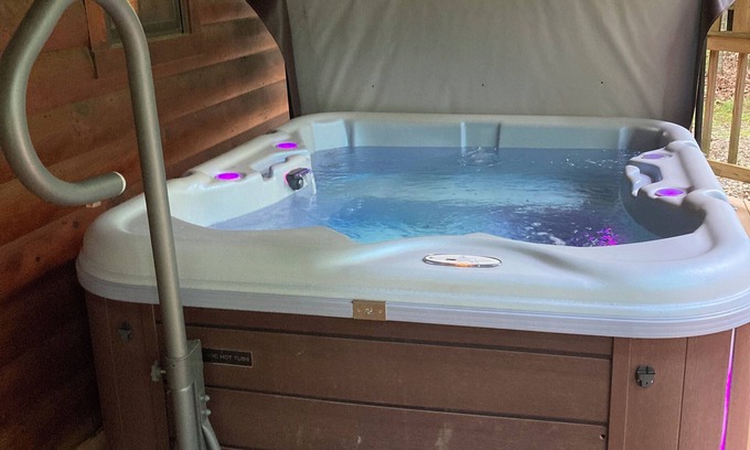 Broken Bow Cabin | Whisperwind -2 bedroom, 2 bath, Hot tub