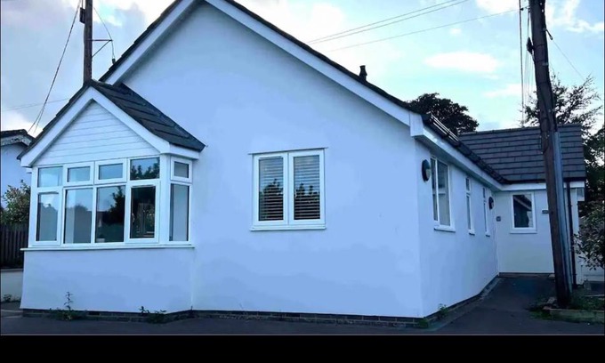 Barrow Gurney Apartment | White 3 bed bungalow with en-suite and parking