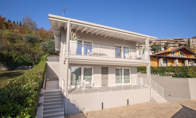 Marciaga Apartment | White Apartment with Terrace and Lake View