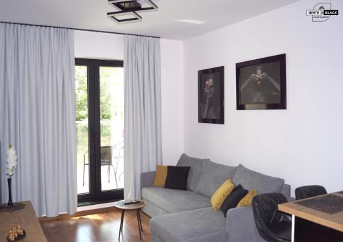 Elk Apartment | White & Black Apartament