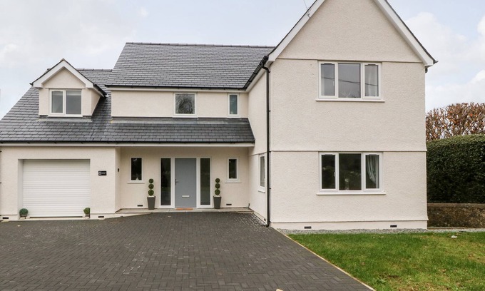 Amlwch House | WHITE BULL HOUSE, family friendly, with a garden in Amlwch