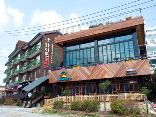 Bongpyeong Apartment | White Cabin