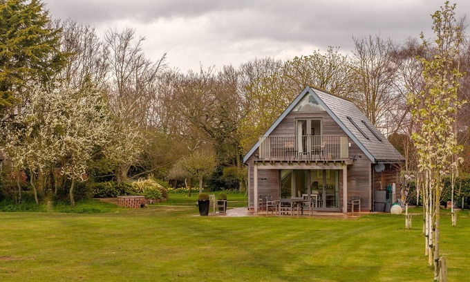 Woodbridge Cottage | White Cottage Apartment - sleeps 2 guests in 1 bedroom