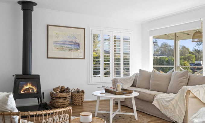 The Honeysuckles House | White Cottage on 90 Mile Beach