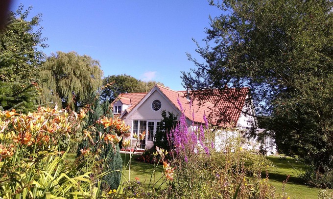 Keal Cotes Bed & Breakfast | White Cottage B&B