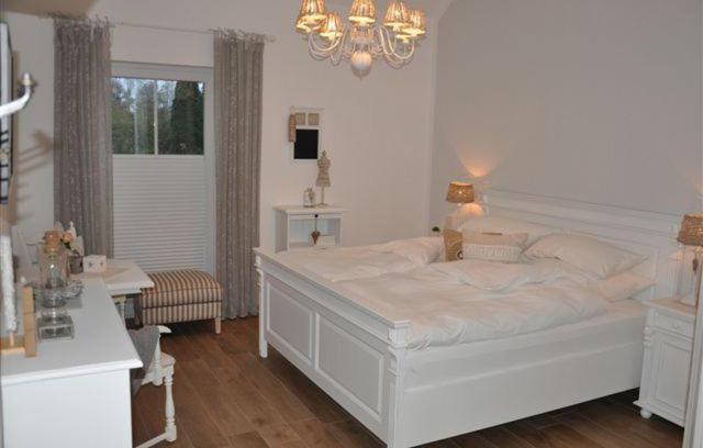 Cloppenburg House | White Cottage Garden