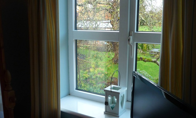 Wolverhampton Bed & Breakfast | White Cottage