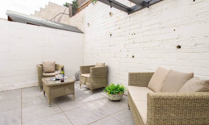 Bere Regis Cottage | WHITE COTTAGE, pet friendly, with a garden in Bere Regis