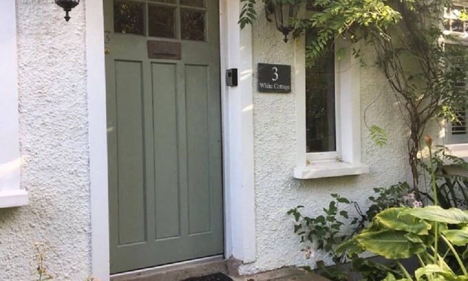 Cultra House | White Cottage - Quaint & cosy railway cottage just a stone's throw from beach